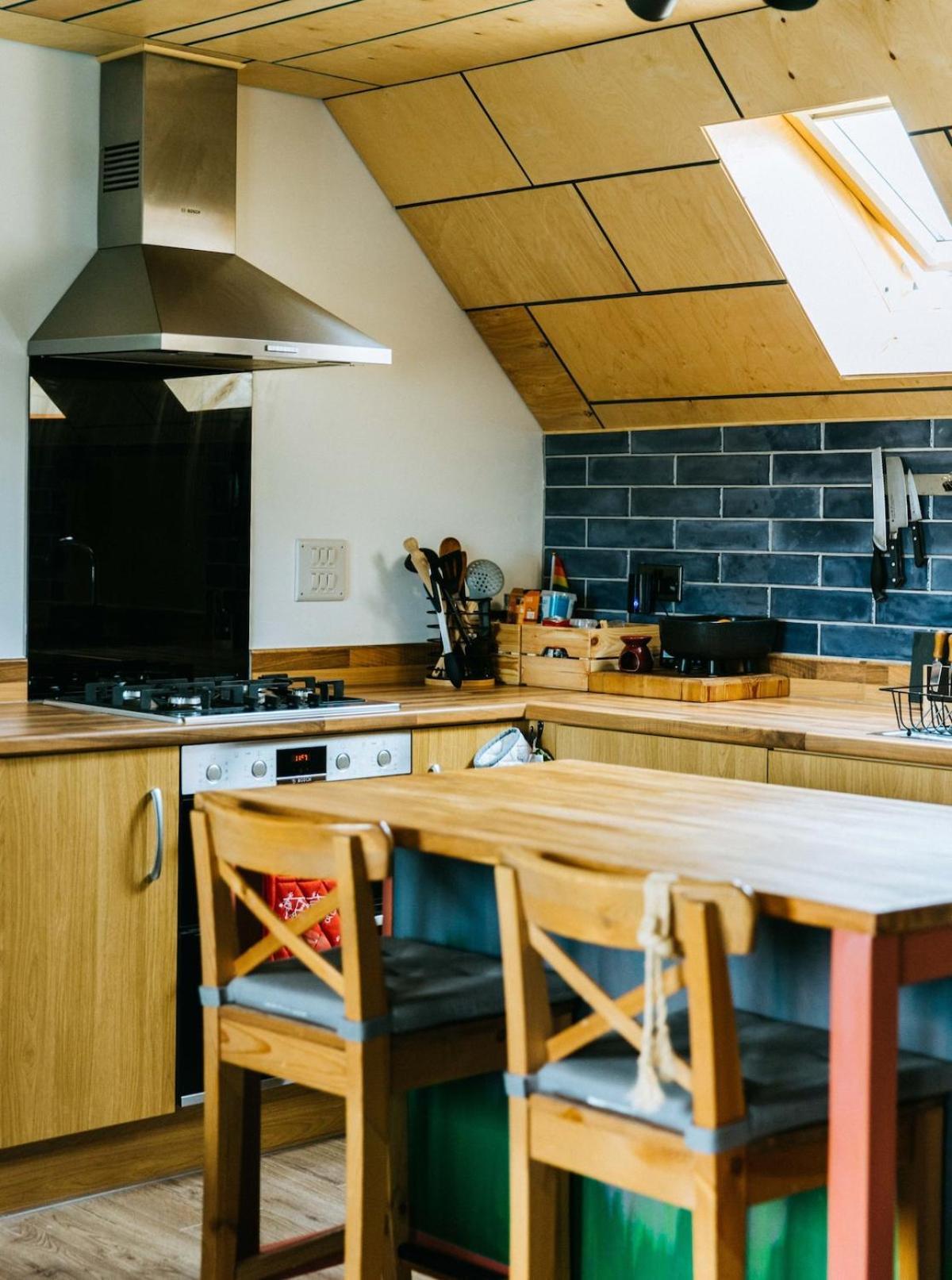 Mansell Road - Trendy Loft With Free Parking *